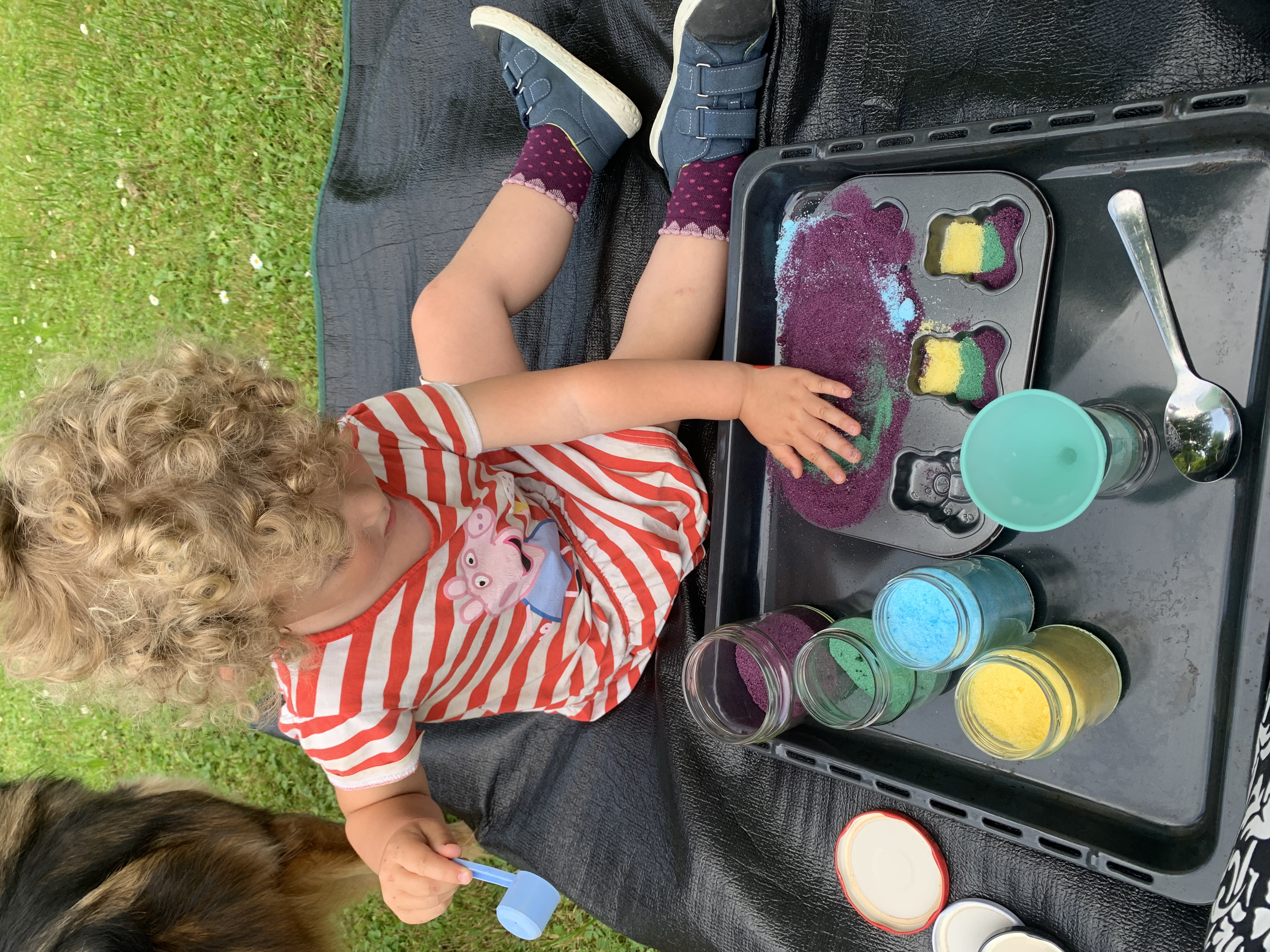 Dítě si hraje s barvami