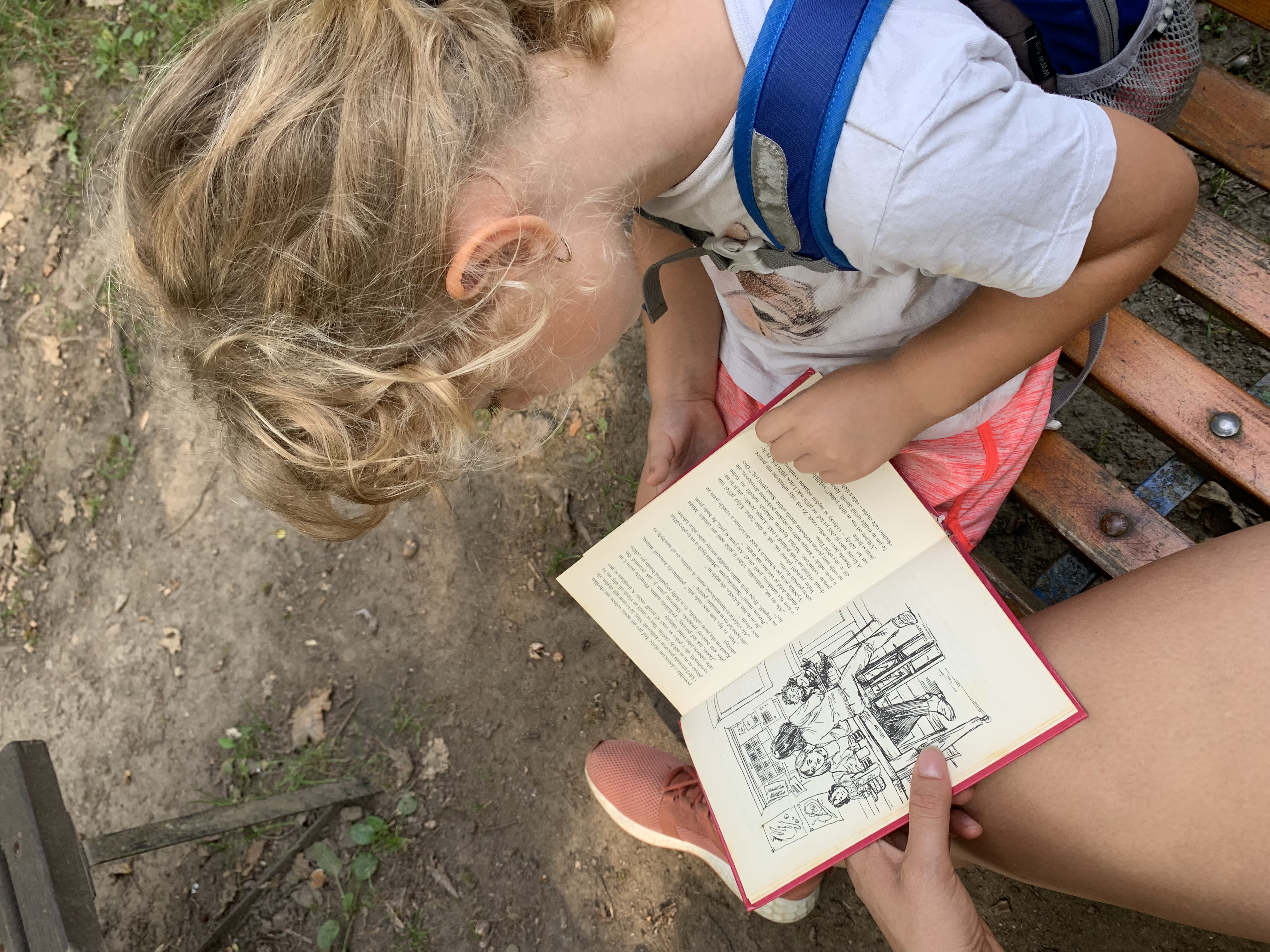 Anička si čte s dítětem