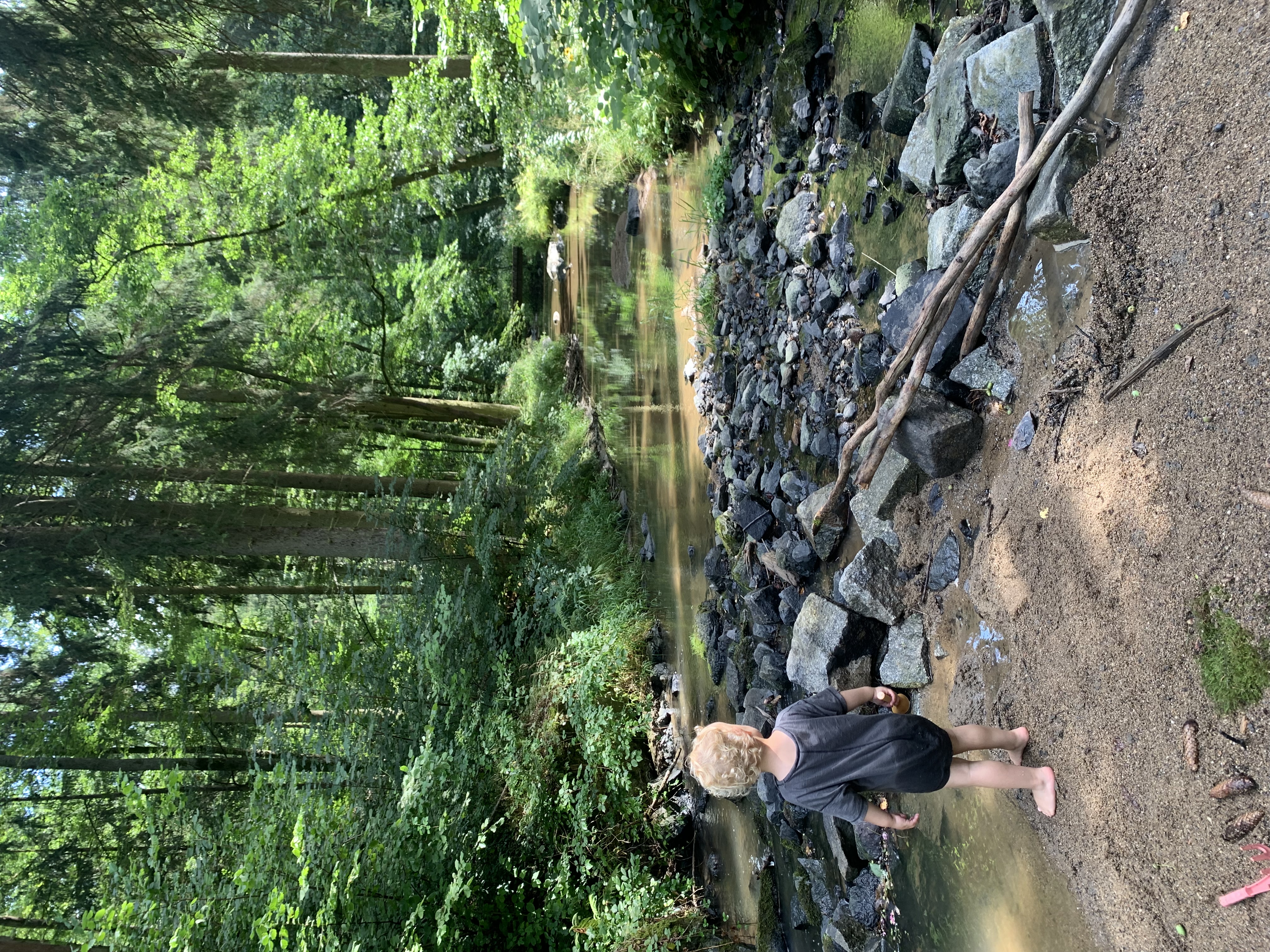 Dítě stojí u potoku