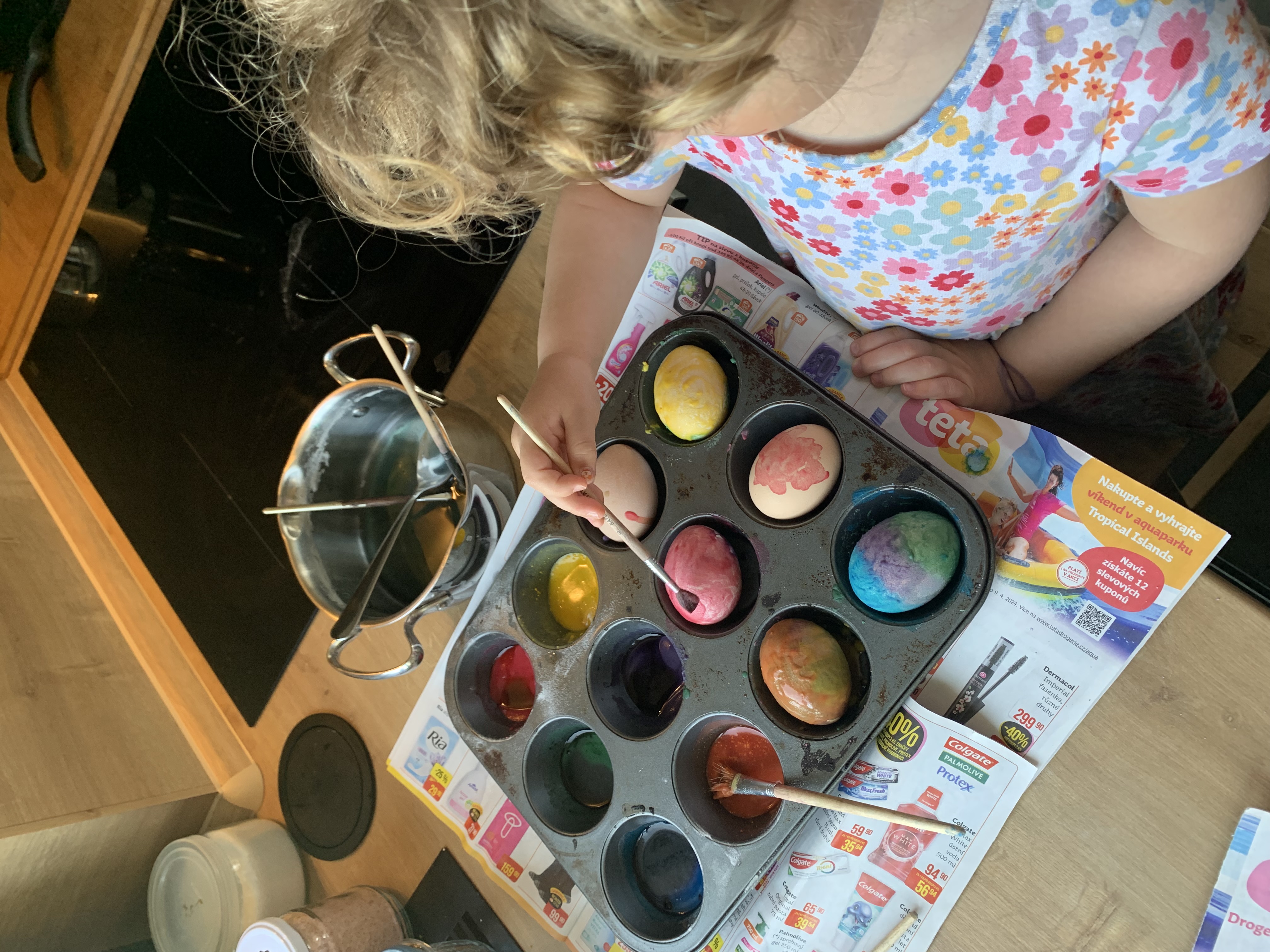 Dítě barví vejce