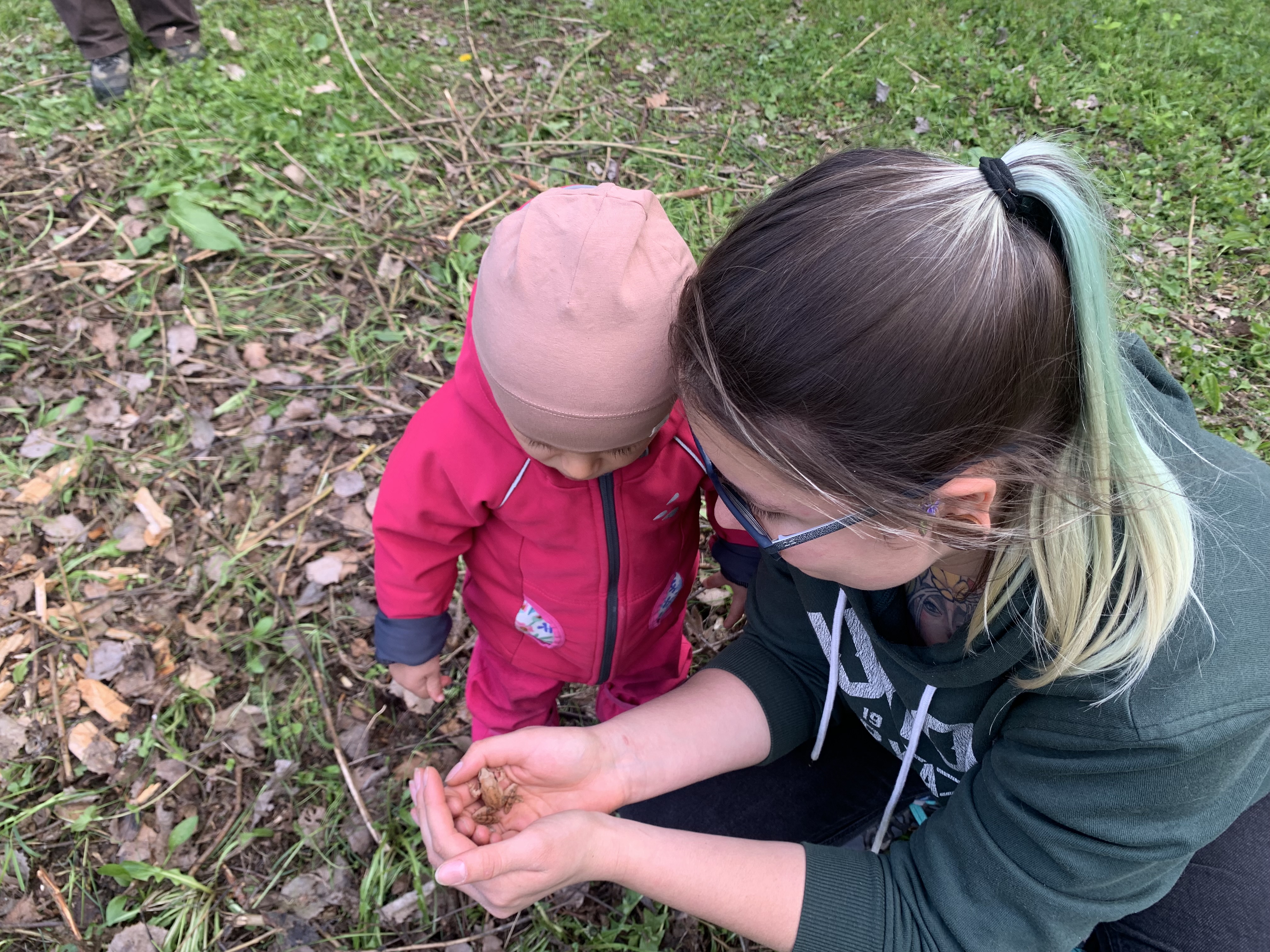 Anička s dítětem a žábou